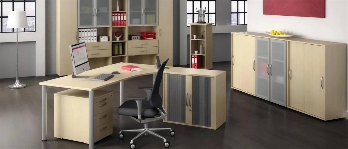 Büro mit Schreibtisch und Schranksystem