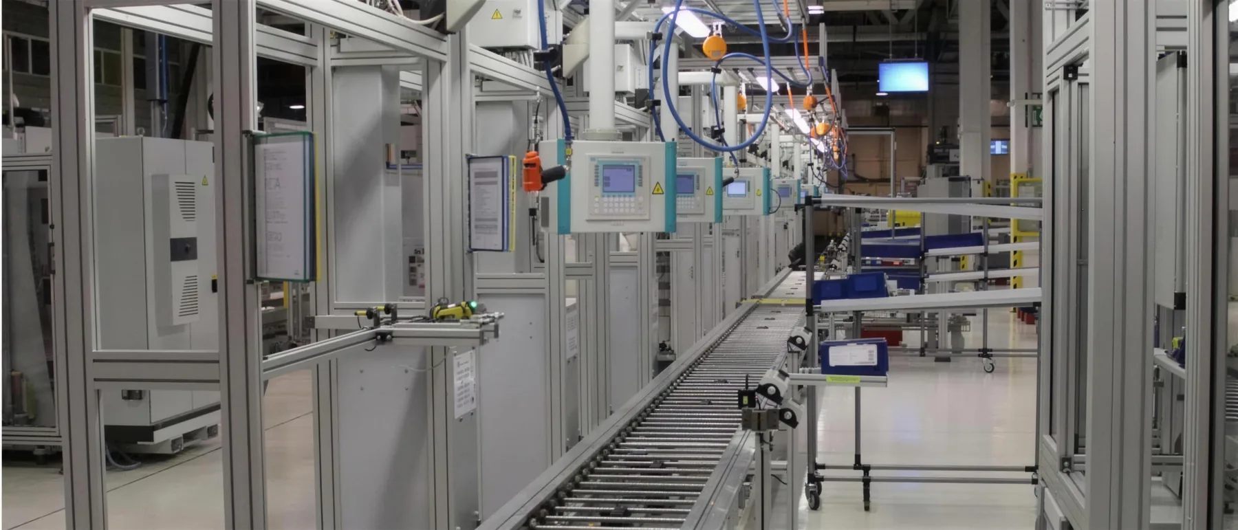 Förderstrecke aus Aluminiumprofilen in einer Halle
